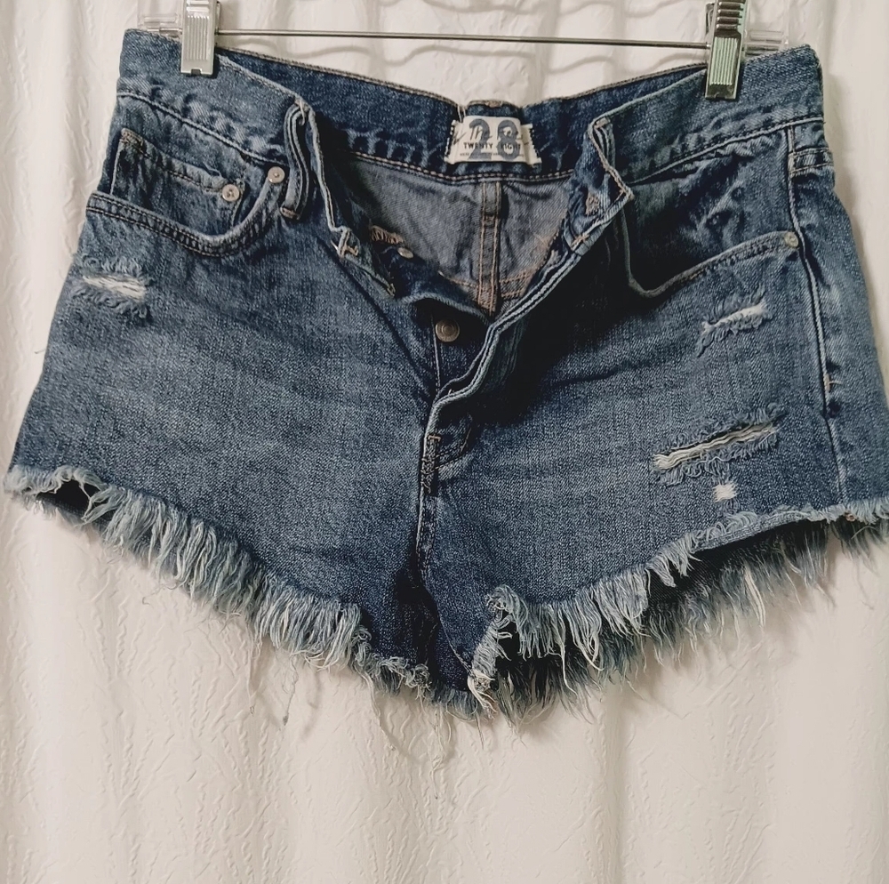 WE THE FREE HIGH RISE SHORT RAW HEM DISTRESSED SIZE 28